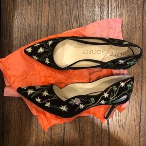 Embroidered black pumps